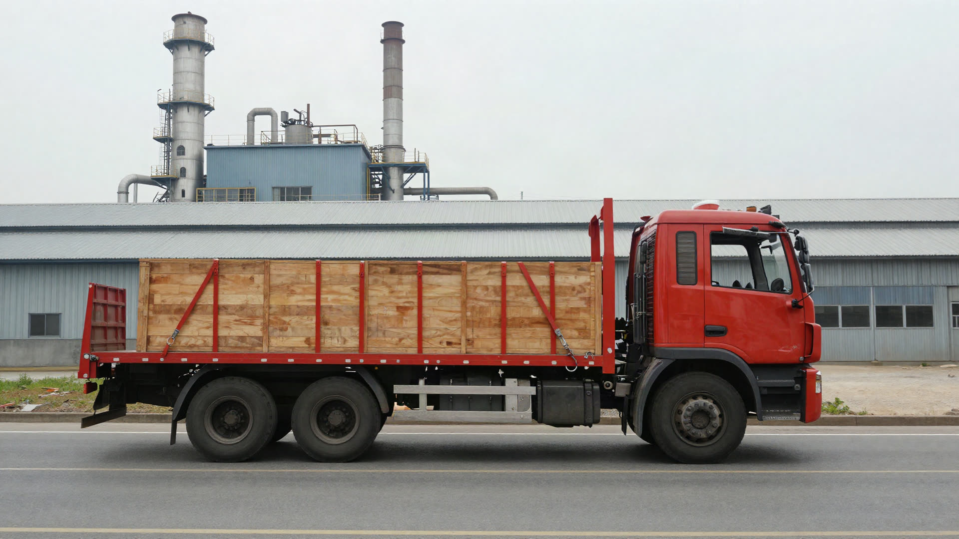 Festgezurrte Kiste auf dem LKW vor dem Werk